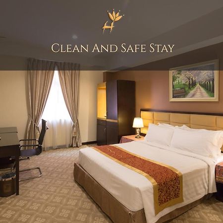 Hallmark Crown Hotel Malacca Bagian luar foto