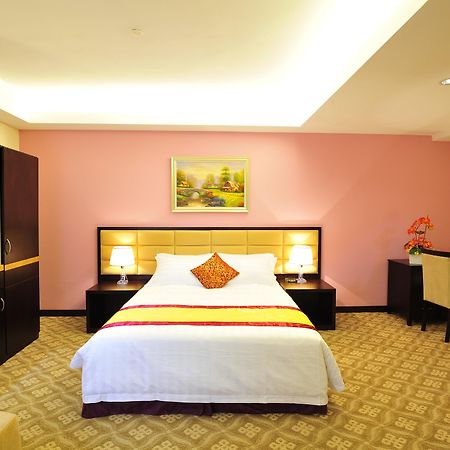 Hallmark Crown Hotel Malacca Bagian luar foto