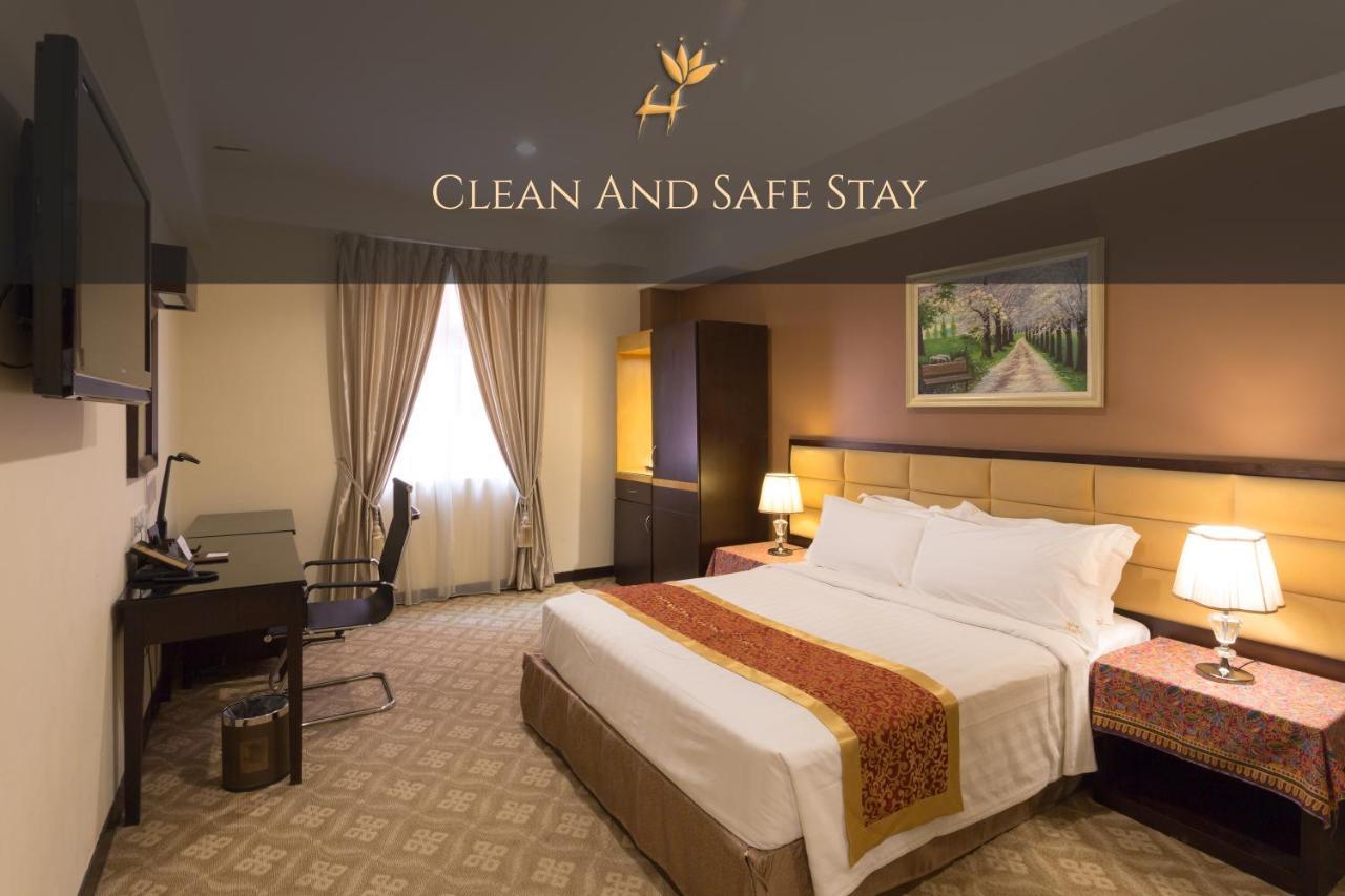 Hallmark Crown Hotel Malacca Bagian luar foto
