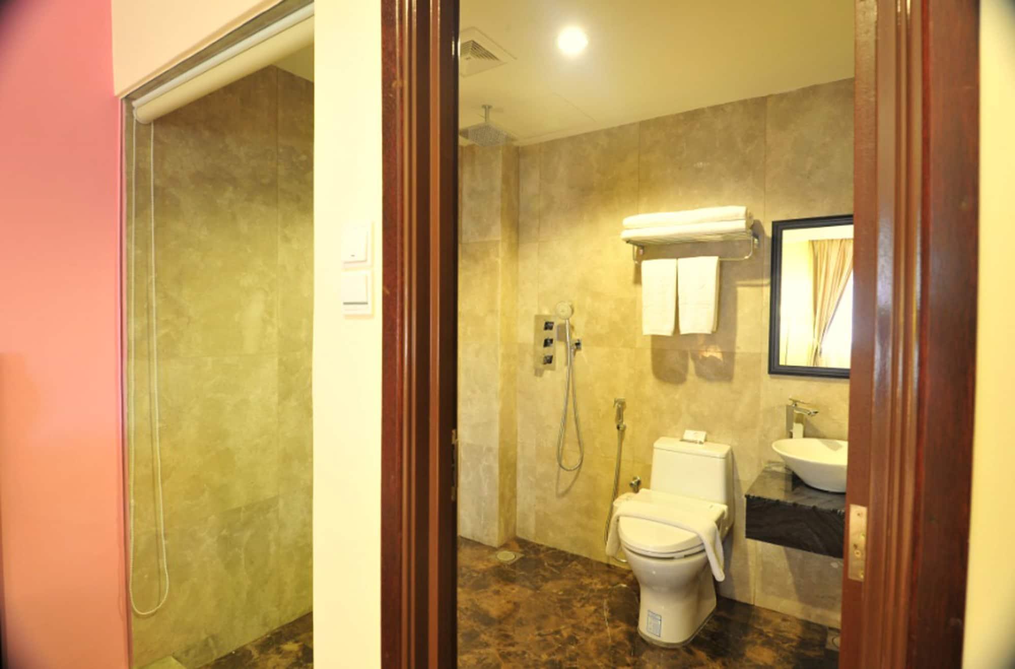 Hallmark Crown Hotel Malacca Bagian luar foto
