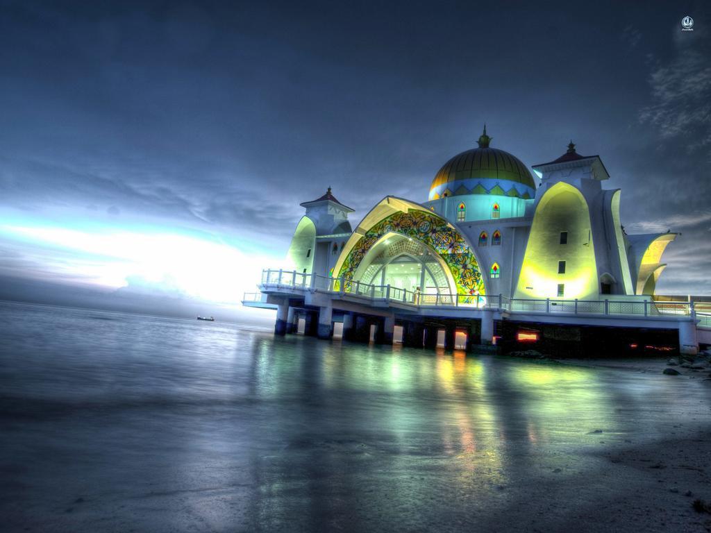 Hallmark Crown Hotel Malacca Bagian luar foto