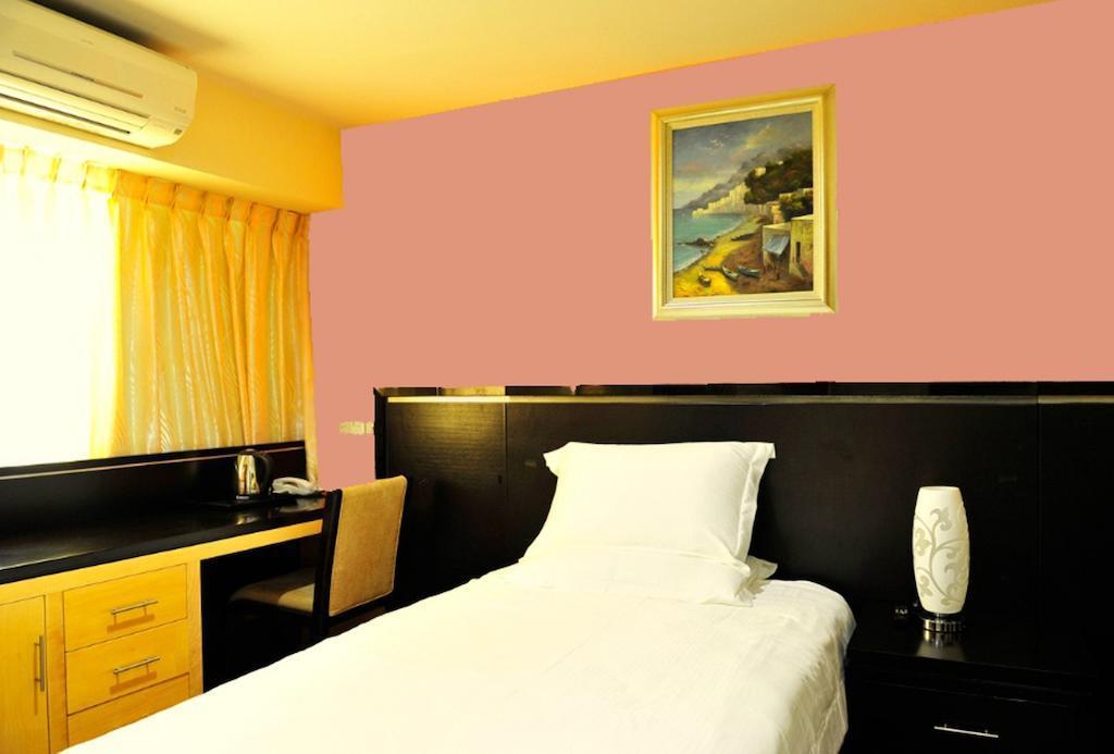Hallmark Crown Hotel Malacca Bagian luar foto
