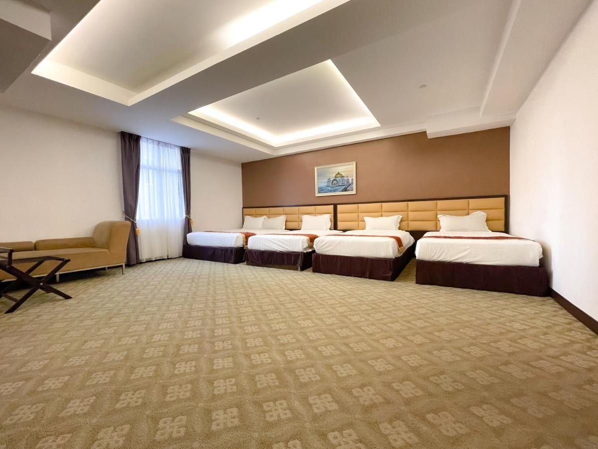 Hallmark Crown Hotel Malacca Bagian luar foto