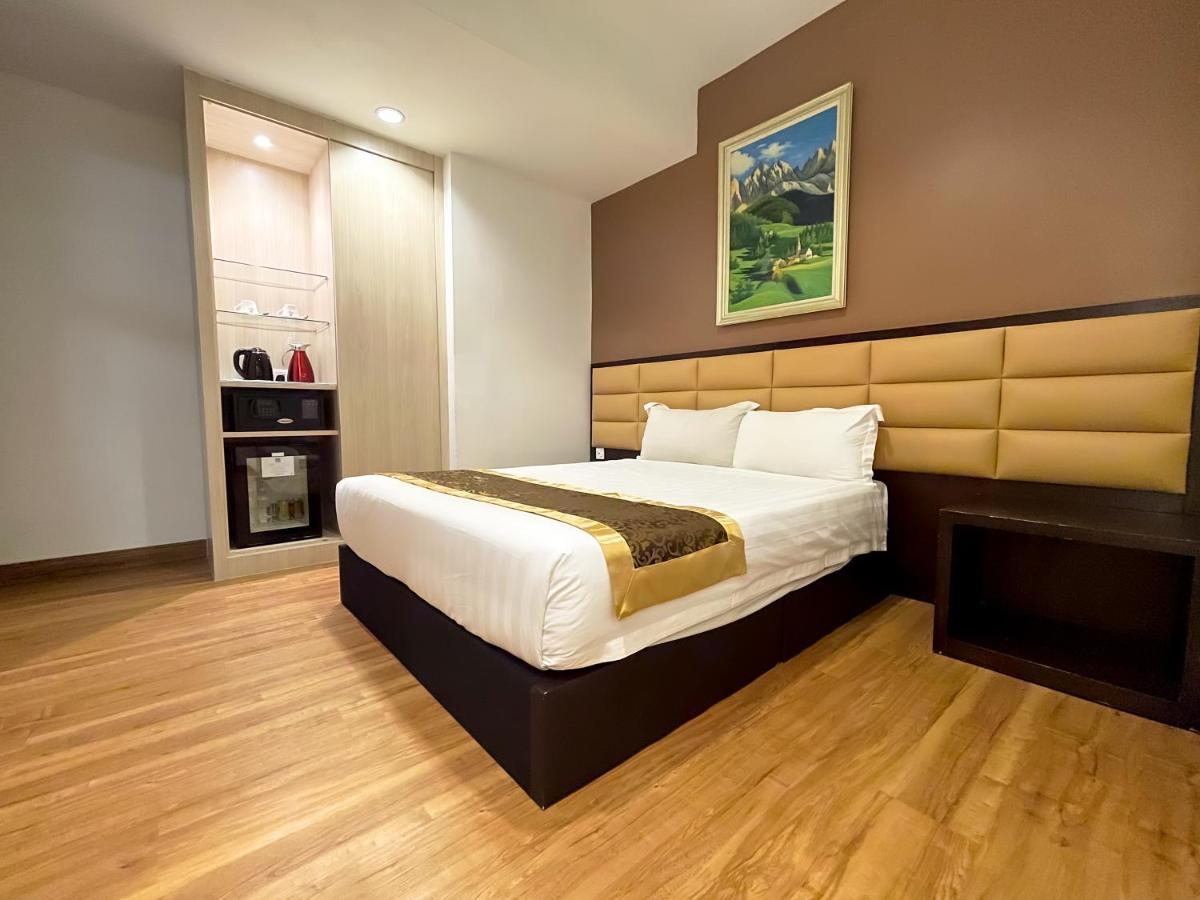 Hallmark Crown Hotel Malacca Bagian luar foto