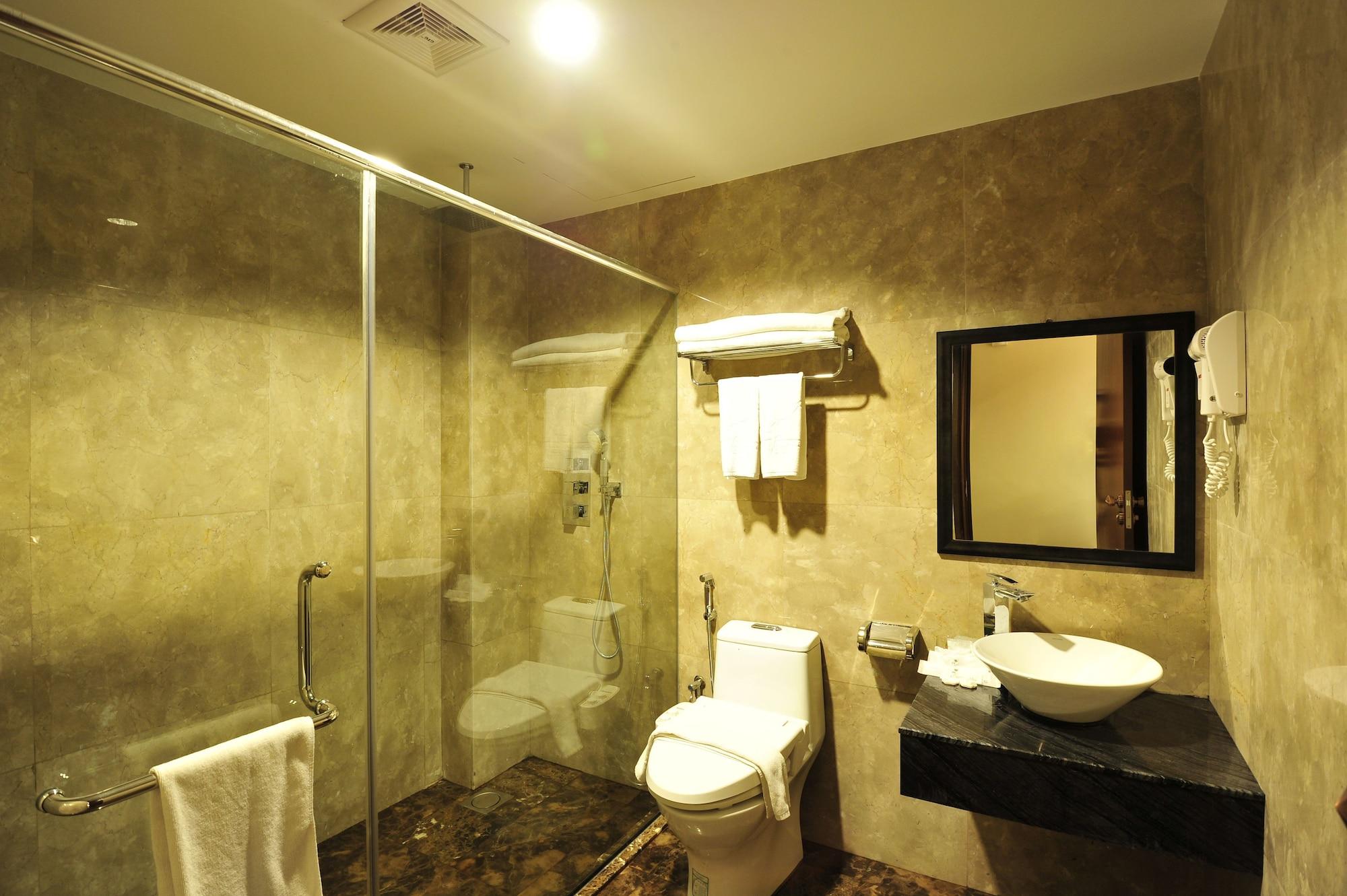 Hallmark Crown Hotel Malacca Bagian luar foto