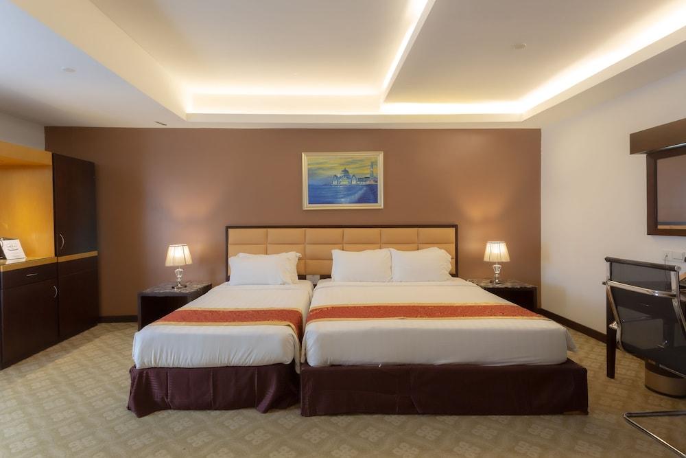 Hallmark Crown Hotel Malacca Bagian luar foto