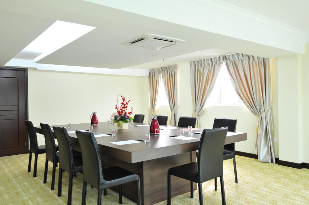 Hallmark Crown Hotel Malacca Bagian luar foto