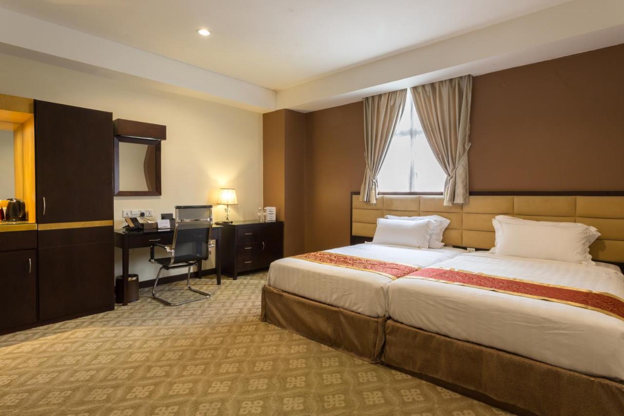 Hallmark Crown Hotel Malacca Bagian luar foto